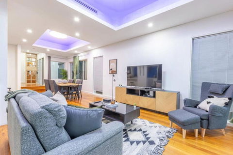 Glamorous 5BD House W Water View In Melrose Park - Hotels Melbourne 2