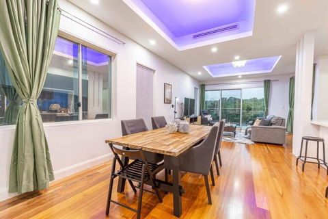 Glamorous 5BD House W Water View In Melrose Park - Hotels Melbourne 3