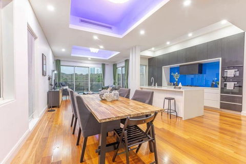Glamorous 5BD House W Water View In Melrose Park - Hotels Melbourne 4