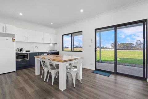 Glenowrie Cottage - 1 King 2 Singles - Farm Stay - Hotels Melbourne 1