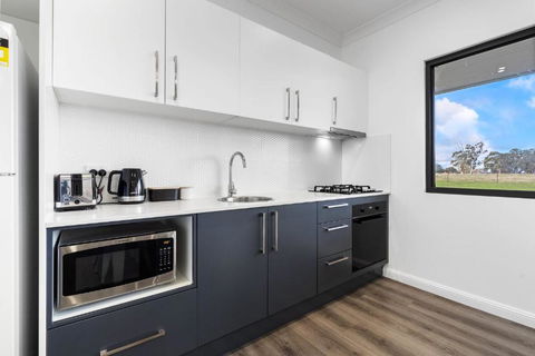 Glenowrie Cottage - 1 King 2 Singles - Farm Stay - Hotels Melbourne 3