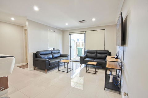 Gorgeous Family House Near Shops - Hotels Melbourne 3