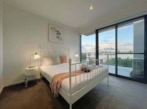 GW24-1 BATH 2 BR At The Glen With FREE Parking And Balcony - Hotels Melbourne 0
