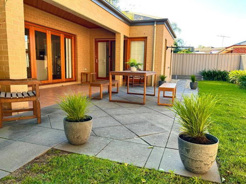 Grand Retreat In Peaceful Street - Hotels Melbourne 1