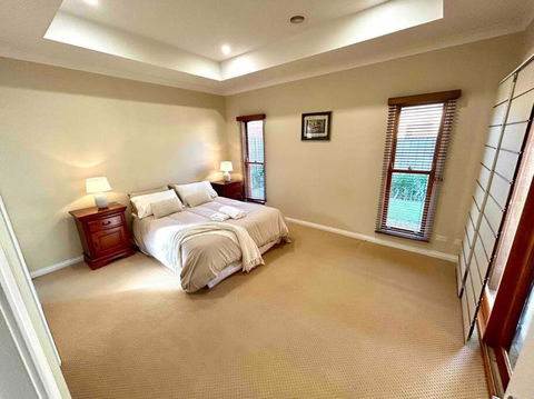 Grand Retreat In Peaceful Street - Hotels Melbourne 3