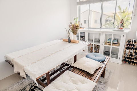 HEART OF BURLEIGH Holiday Villa - Perfect Location With Pools - Hotels Melbourne 1