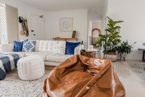HEART OF BURLEIGH Holiday Villa - Perfect Location With Pools - Hotels Melbourne 2