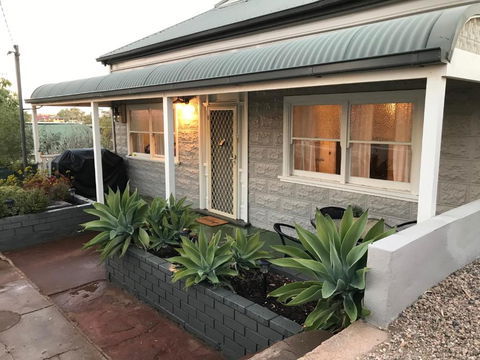 HILLSIDE HAVEN CHARMING C1920 COTTAGE Pet Friendly Sleeps 1 - 6 - Hotels Melbourne 2