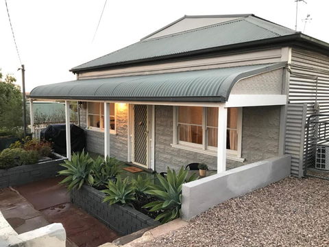 HILLSIDE HAVEN CHARMING C1920 COTTAGE Pet Friendly Sleeps 1 - 6 - Hotels Melbourne 0