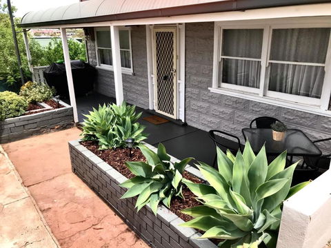 HILLSIDE HAVEN CHARMING C1920 COTTAGE Pet Friendly Sleeps 1 - 6 - Hotels Melbourne 1