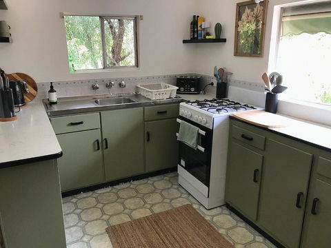 HILLSIDE HAVEN CHARMING C1920 COTTAGE Pet Friendly Sleeps 1 - 6 - Hotels Melbourne 3