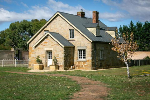 Historic Sandstone Ross Farmhouse - Hotels Melbourne 0