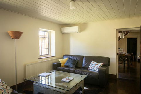 Historic Sandstone Ross Farmhouse - Hotels Melbourne 3