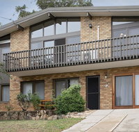 Alpine House - Views over Lake Jindabyne and the Snowy Mountains - Hotels Melbourne