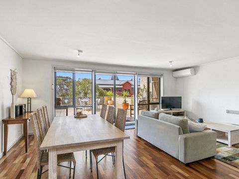 APARTMENT 23 PACIFIC APARTMENTS - Sit On The Deck And Soak In The View - Hotels Melbourne 1