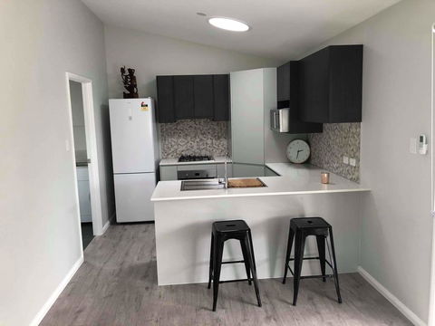 Ashley's Retreat Short Walk To Beach - Hotels Melbourne 1