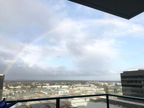 M-city Apartment - Executive Twin King Ensuites - Fully Equipped - Free Parking, Fast Wifi, Smart TV, Netflix, Complementary Drinks & Amenities - M-city Shopping Centre Clayton 3168 - Hotels Melbourne 2