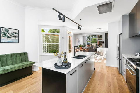 MANHATTAN STYLE 3 STORY LUXURY IN ST PETERS - Hotels Melbourne 0