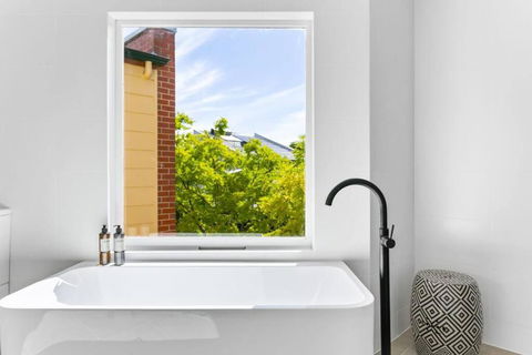 MANHATTAN STYLE 3 STORY LUXURY IN ST PETERS - Hotels Melbourne 2