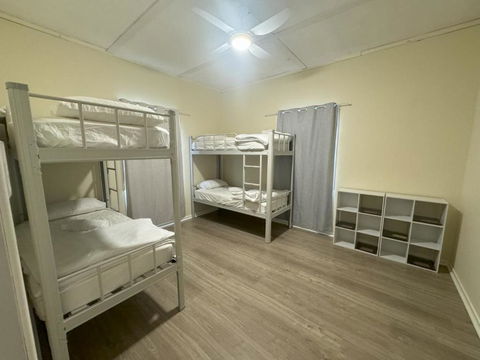 Massive 3 Bedroom Home With Backyard - Hotels Melbourne 0