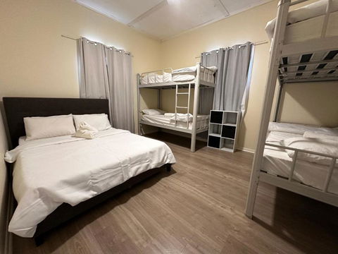 Massive 3 Bedroom Home With Backyard - Hotels Melbourne 1