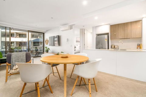 Modish Apartment Near Parliamentary Triangle - Hotels Melbourne 3