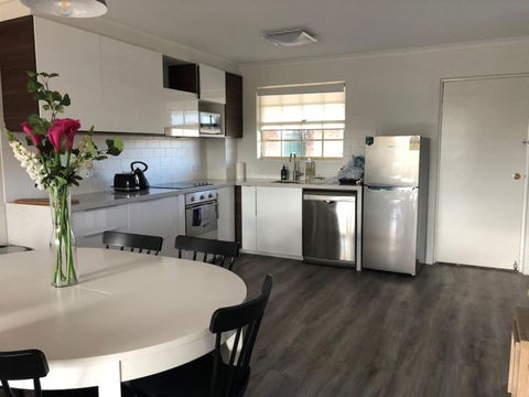 Modern 2BR Apartment With Parking - Hotels Melbourne 2