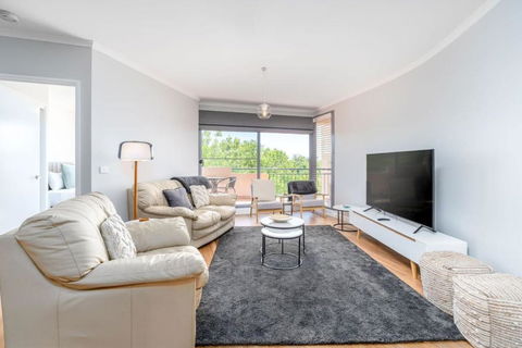 Modern And Homely 2BR Burke Crescent Apartment - Hotels Melbourne 0