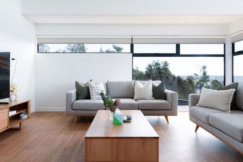 Modern Beaconsfield Retreat With Town Views - Hotels Melbourne 0