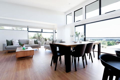 Modern Beaconsfield Retreat With Town Views - Hotels Melbourne 2