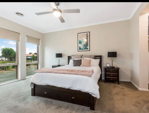 Modern Family Home With Pool - Hotels Melbourne 3