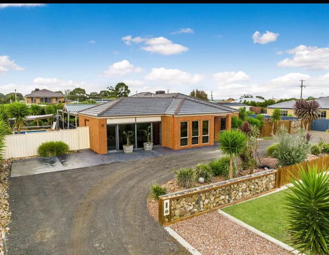 Modern Family Home With Pool - Hotels Melbourne 1