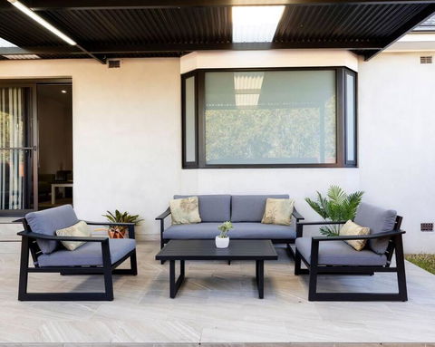 Modern Home In The Heart Of Bankstown - Hotels Melbourne 1