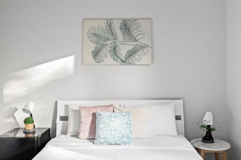 Modern Private Double Room - Centrally Located - Shared Bathroom - Hotels Melbourne 2