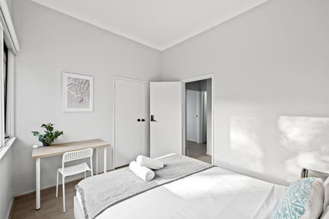 Modern Private Double Room - Centrally Located - Shared Bathroom - Hotels Melbourne 3