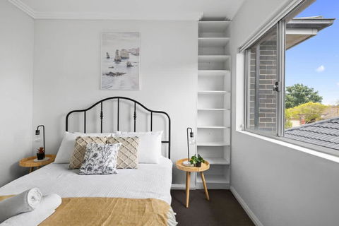 Modern Queen Room - Private Spot At Revesby - Shared Bathroom - Hotels Melbourne 3