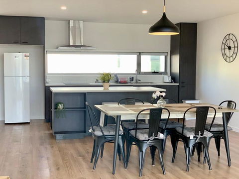 Modern Villa With Water View - Hotels Melbourne 1