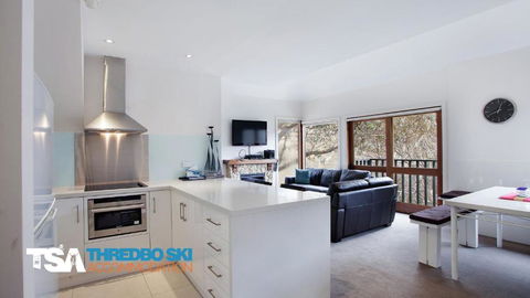 Neebarran 3 - Hotels Melbourne 0