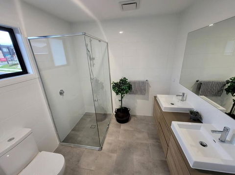 New 5 Bedroom House In Rousehill - Hotels Melbourne 2
