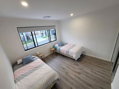 New 5 Bedroom House In Rousehill - Hotels Melbourne 3