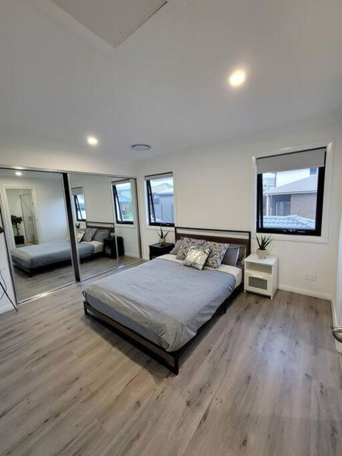 New 5 Bedroom House In Rousehill - Hotels Melbourne 1