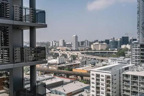 NEW Centrally Located High Level Studio Apartment - Hotels Melbourne 0