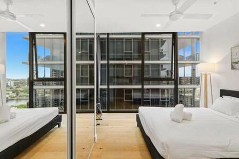 NEW Centrally Located High Level Studio Apartment - Hotels Melbourne 1