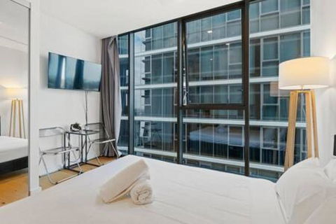 NEW Centrally Located High Level Studio Apartment - Hotels Melbourne 2