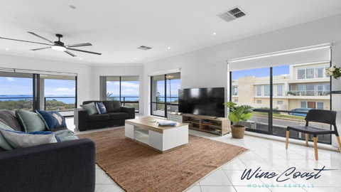 Ocean Views And Vineyards By Wine Coast Holiday Rentals - Hotels Melbourne 3