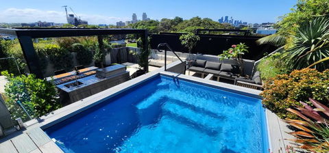 Penthouse Perfection With Private Rooftop Pool - Hotels Melbourne 0