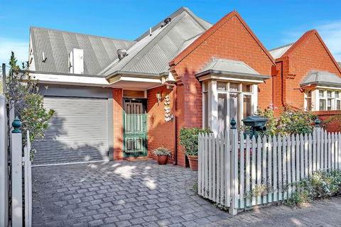 Picket Fence Cottage - Steps From Adelaide Oval - Hotels Melbourne 0