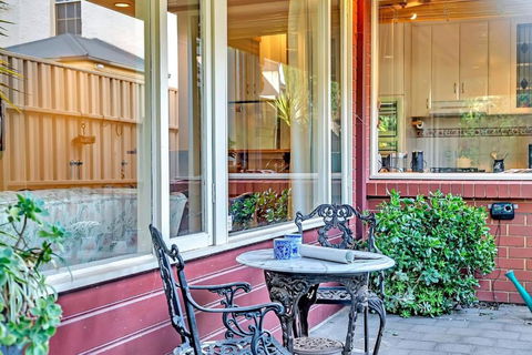 Picket Fence Cottage - Steps From Adelaide Oval - Hotels Melbourne 1