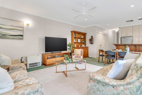 Picket Fence Cottage - Steps From Adelaide Oval - Hotels Melbourne 3