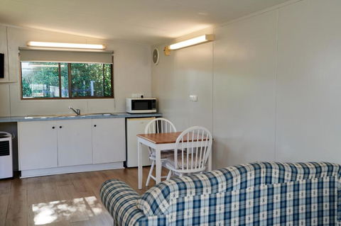 Pine Country Caravan Park - Hotels Melbourne 1